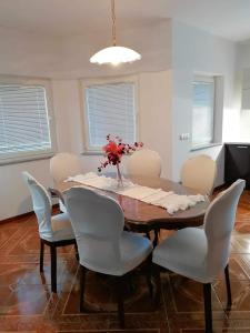 斯洛文尼亚比斯特里察Apartma Bistrica的餐桌,椅子和花瓶