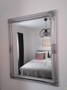 斯洛文尼亚比斯特里察Apartma Bistrica的卧室内的镜子反射着一张床