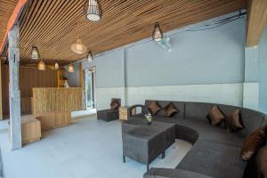 蓝梦岛Tropical Garden by TANIS的客厅配有沙发和桌子