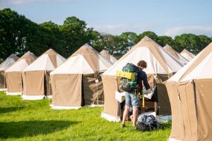 瓦伊河畔海伊Festival Yurts Hay-on-Wye的站在一排帐篷前的人