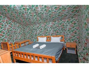穆索里Shiv Sutra Resorts, Mussoorie的一间卧室配有一张带两条白色毛巾的床