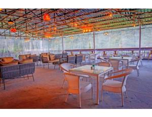 穆索里Shiv Sutra Resorts, Mussoorie的大型客房设有桌椅