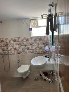 波戈马洛James Guesthouse的浴室配有卫生间、盥洗盆和淋浴。