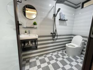 河内Funhome Apartment Kim Ma Ha Noi的一间带卫生间和水槽的浴室
