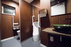 京都KIZUNA HOTEL Gojo Kiyomizu-dera Kamogawa的一间带绿色水槽和卫生间的浴室