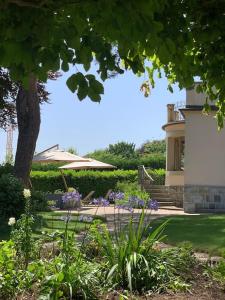 尼翁'Le Petit Clos Suites'- Charming Garden Villa on Leman Lake的鲜花盛开的花园