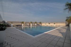 新德里Svelte Hotel and Personal Suites的建筑物屋顶上的游泳池