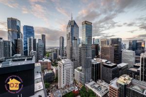 墨尔本Aussie Escape Apartments的城市空中景观高楼