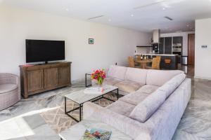 BolansTamarind Hills Resort & Villas的带沙发和平面电视的客厅
