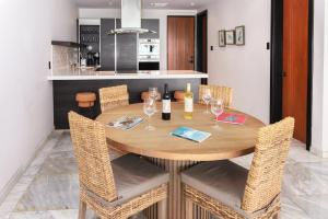 BolansTamarind Hills Resort & Villas的餐桌、椅子和酒杯