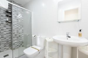 帕伦西亚INSIDEHOME Apartments - La Casita de Álex的白色的浴室设有卫生间和水槽。