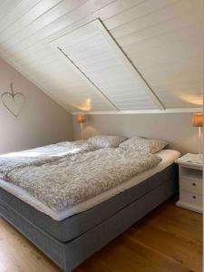 桑讷菲尤尔Mølleråsen Apartment的卧室配有一张白色天花板的床