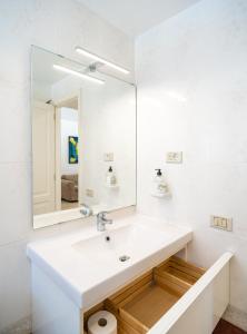 马斯帕洛马斯拉斯阿美娜斯别墅的白色的浴室设有水槽和镜子