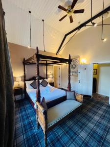 卡斯尔顿Peak Hotel Castleton的一间卧室配有两张床和吊扇