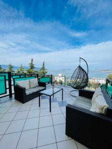 伏罗拉Rezidenca Panorama Apartments的一个带沙发和桌子的屋顶庭院