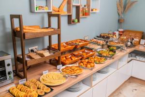 卡萨布兰卡Family Aparthotel的包含不同种类面包和糕点的自助餐