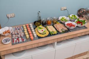 卡萨布兰卡Family Aparthotel的自助餐,包含多种不同类型的食物