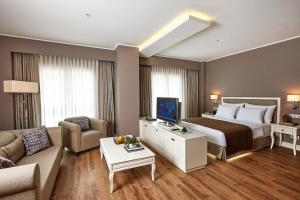 伊斯坦布尔希什利雷娜塔精品酒店的大型酒店客房,配有床和沙发