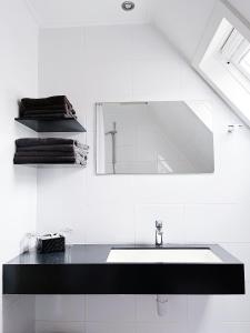 霍恩磁铁酒店的白色的浴室设有水槽和镜子