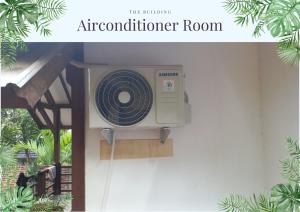 PawenangRangsot Inn的房间里的墙上的空调