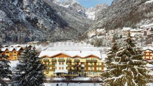 莫尔韦诺Alledolomiti Boutique Lake Hotel - Adults friendly的山间酒店,地面下雪