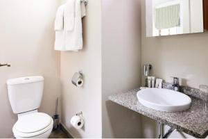 哈特比斯普特Unit H011 Magalies Park Hartbeespoort的浴室配有白色卫生间和盥洗盆。