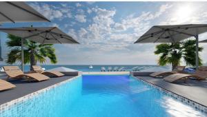 利迈纳里亚ZEST THASSOS LUXURY RETREAT的毗邻大海的带椅子和遮阳伞的游泳池