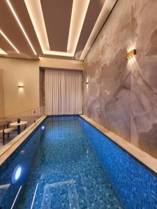 耶路撒冷תבל PRIVATE HOTEL的一座设有大理石墙的酒店游泳池