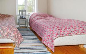 HindåsLovely Home In Hrryda With Kitchen的一间卧室配有一张带红色毯子和地毯的床。