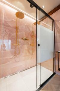 巴勒姆Boetiekhotel Faan - NIEUW!的一个带有加热器的玻璃墙淋浴间