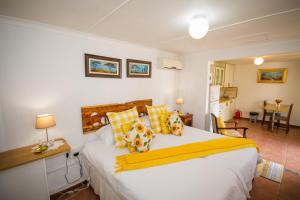 阿多民宿住宿加早餐旅馆的一间卧室配有一张带黄色枕头的大床