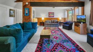 狄龙1BR Rustic Retreat Near Trails and Slopes的客厅配有蓝色的沙发和地毯。