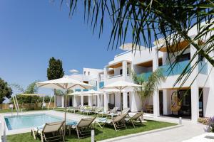 GállosCoconut Palm Paradise的别墅 - 带游泳池和椅子