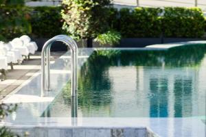 布宜诺斯艾利斯布宜诺斯艾利斯四季酒店的泳池中间的游泳池设有水龙头