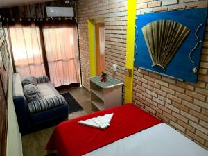 邦比尼亚斯Hostel Vento Leste的配有床、沙发和椅子的房间