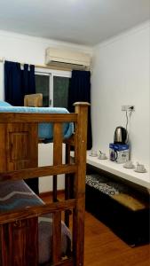 瓜伊马延Hostel S & J Mendoza的客房设有一张双层床和窗户。