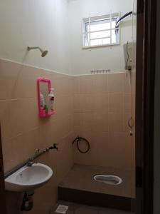 MacangWafiy Homestay的一间带水槽、卫生间和镜子的浴室