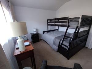 瓦列霍2 Bedrooms-SF Napa Ready!的一间卧室设有两张双层床和一张带台灯的桌子