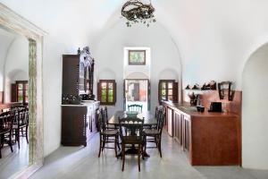 梅加洛克里Ducato Wine Village的厨房以及带桌椅的用餐室。