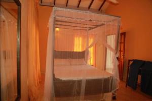 坦加拉31 sea view的一间卧室配有一张带天蓬的床