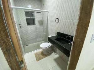 圣路易斯Alemanha aconchego的带淋浴、卫生间和盥洗盆的浴室