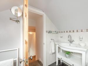 雷文斯卡Beacon - Uk44719的白色的浴室设有水槽和镜子