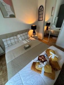 Near Castle of Versailles Cozy room with Breakfast and Parking客房内的一张或多张床位