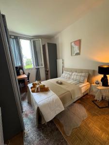 Near Castle of Versailles Cozy room with Breakfast and Parking客房内的一张或多张床位