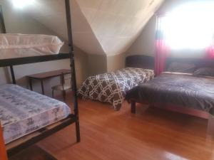 昆卡La Muralla的客房设有两张双层床和一张桌子。