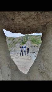比利亚维哈Hostal Makesa Tatacoa的三人站在洞穴里