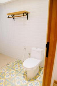 坎古Casa Amarta - Canggu的瓷砖地板上设有带卫生间的浴室