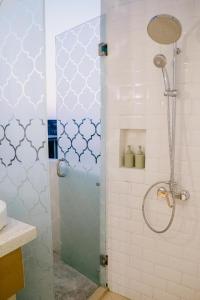 坎古Casa Amarta - Canggu的浴室里设有玻璃门淋浴