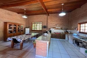 库尼亚Estância Village de Cunha的一间带桌子和冰箱的大厨房