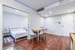 马德里apartamento con garaje en ensanche de vallecas的卧室配有一张床和一张桌子及椅子